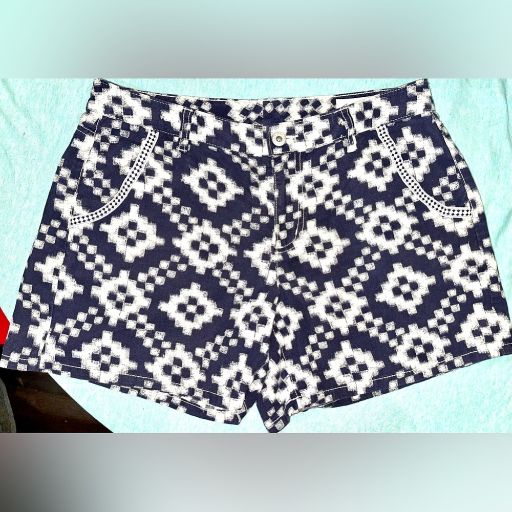 Vince Camuto navy and white shorts- sz 28